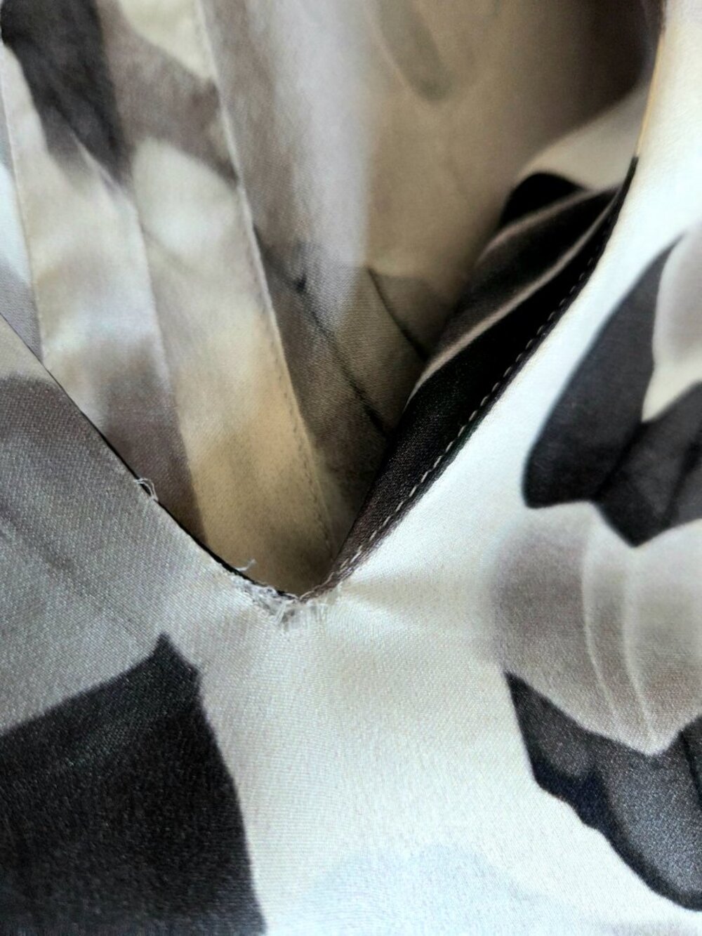Helmut Lang 100% Silk Abstract Design Black White V-Neck Sleeveless Top AS IS - Picture 3 of 8